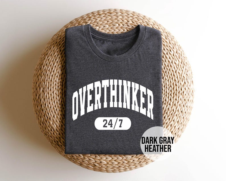 Peut inclure: T-shirt gris chin&eacute; fonc&eacute; avec du texte blanc qui dit "Overthinker 24/7".