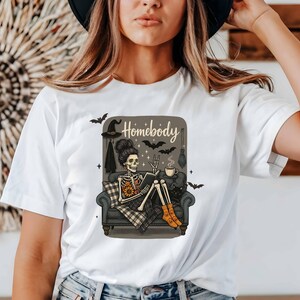 Homebody Shirt, Skeleton Reading Tee, Cozy Halloween Homebody, Introvert Book Lover Skeleton, Cat Lover Autumn Spooky Season Gift bild 3