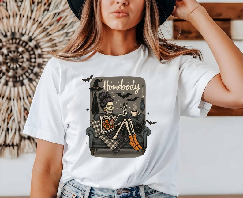 Homebody Shirt, Skeleton Reading Tee, Cozy Halloween Homebody, Introvert Book Lover Skeleton, Cat Lover Autumn Spooky Season Gift bild 3