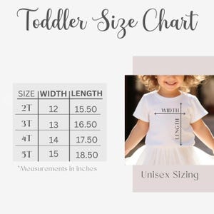 Pu&ograve; includere: Tabella delle taglie per bambini piccoli con misure in pollici per le taglie 2T, 3T, 4T e 5T. La tabella mostra la larghezza e la lunghezza di ogni taglia.