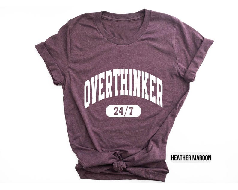 Peut inclure: T-shirt en marron chin&eacute; avec un texte blanc qui dit "Overthinker 24/7".