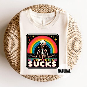 Everything Sucks Shirt, Sarcastic Skeleton Tee, Dark Humor T-Shirt, Retro Aesthetic Goth Shirt, Funny Alternative Fashion Tee immagine 4