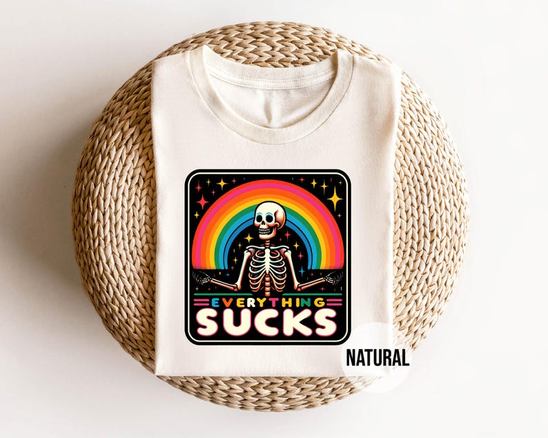 Everything Sucks Shirt, Sarcastic Skeleton Tee, Dark Humor T-Shirt, Retro Aesthetic Goth Shirt, Funny Alternative Fashion Tee immagine 4