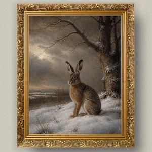 Puede incluir: Una pintura al óleo enmarcada que representa una liebre marrón sentada en un paisaje nevado junto a un árbol grande y desnudo. El cielo está cubierto de nubes oscuras y sombrías. La obra está encerrada en un marco dorado, ornamentado y decorativo.