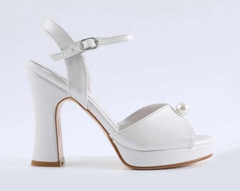 Helia Pearl Plateau Sandals 90 – Handgjorda brudskor, vit blockklack med pärldetalj