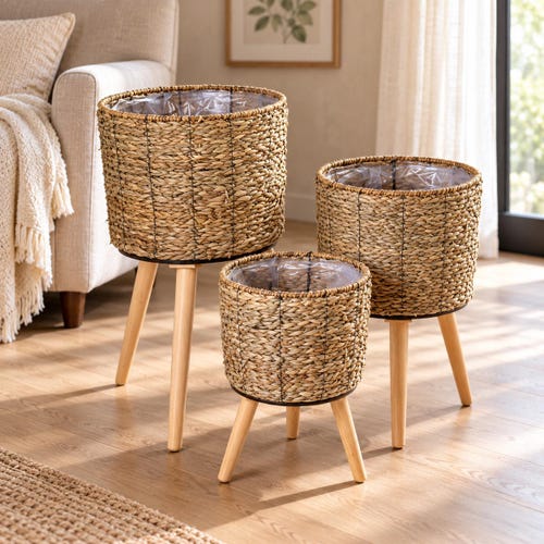 Maceta grande de junco marino natural tejido, jardinera alta con patas de madera.