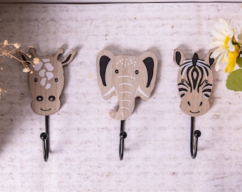 3 ganci da parete a tema safari con animali, in legno naturale, per la cameretta dei bambini, con giraffa.