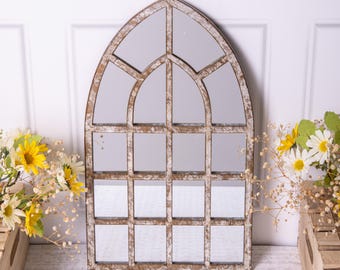 Gewölbter Garten Wandspiegel Metall Distressed Frame Gothic Style Outdoor Decor 42 cm