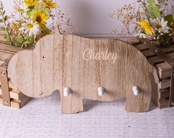 Gepersonaliseerde houten wandhaken met nijlpaardmotief voor de kinderkamer, ideaal als cadeau voor de babykamer.