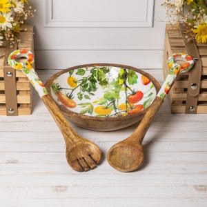 Può includere: Un set di tre tazze in ceramica con finitura opaca e macchiettata. Le tazze sono nei toni del crema, grigio chiaro e grigio scuro. Ogni tazza ha un design semplice e minimalista e un manico arrotondato.