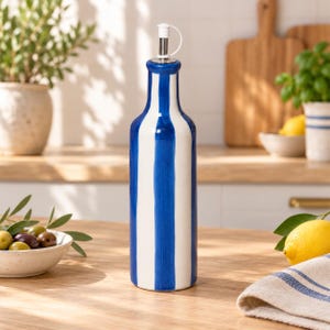 Blå/vitrandig keramisk dispenser för olivolja/vinäger