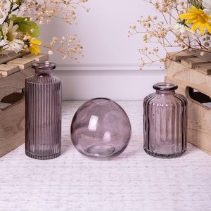 Set med 3 lila ametist vintage glasribbade blomvaser med knoppar