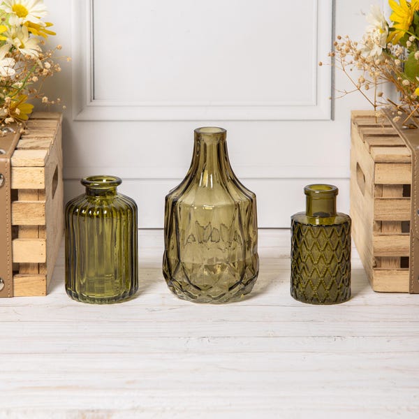 Set di 3 vasi verde oliva vintage in vetro a coste con fiori in bottiglia e boccioli