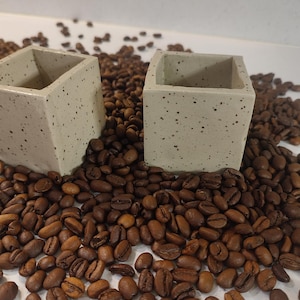 Ett set med 3 handgjorda espressokoppar i spräcklig lera - Studio Seconds