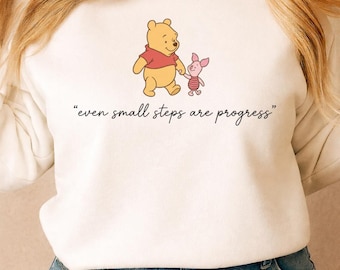 Sweatshirt zum Thema psychische Gesundheit (PNG), Winnie-Puuh-Sweatshirt (PNG), Vintage-Winnie-Puuh-Sweatshirts, Auch kleine Schritte sind Fortschritt, Bär (PNG)