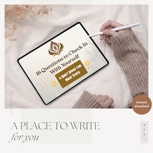 Puede incluir: Una tableta digital que muestra el texto "16 Questions to Check In With Yourself" y "A Quiet Space For What Stays". La tableta es sostenida por una persona con un lápiz óptico. La imagen tiene una paleta de colores neutros con acentos florales y las palabras "A Place to Write for You."