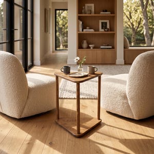 Dreieckiger Beistelltisch aus Massivholz mit Ablage, moderner Sofa-Beistelltisch, organisch geformter Akzenttisch für kleine Räume Bild 2