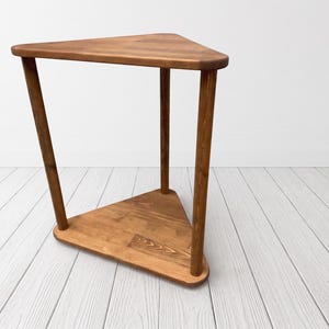Dreieckiger Beistelltisch aus Massivholz mit Ablage, moderner Sofa-Beistelltisch, organisch geformter Akzenttisch für kleine Räume Bild 11