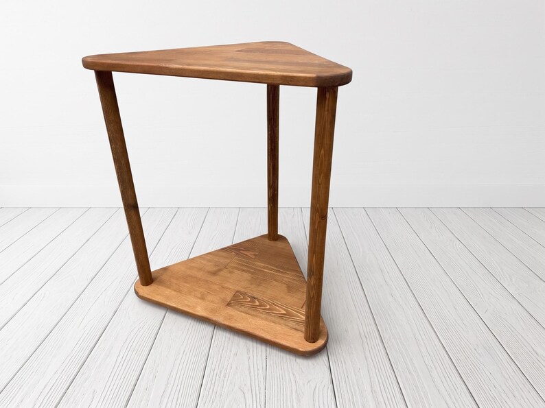 Dreieckiger Beistelltisch aus Massivholz mit Ablage, moderner Sofa-Beistelltisch, organisch geformter Akzenttisch für kleine Räume Bild 11
