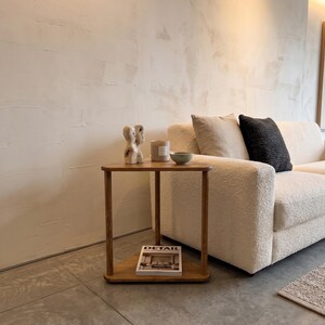 Dreieckiger Beistelltisch aus Massivholz mit Ablage, moderner Sofa-Beistelltisch, organisch geformter Akzenttisch für kleine Räume Bild 7