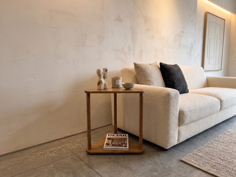 Dreieckiger Beistelltisch aus Massivholz mit Ablage, moderner Sofa-Beistelltisch, organisch geformter Akzenttisch für kleine Räume Bild 7