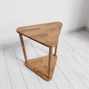 Dreieckiger Beistelltisch aus Massivholz mit Ablage, moderner Sofa-Beistelltisch, organisch geformter Akzenttisch für kleine Räume Bild 3