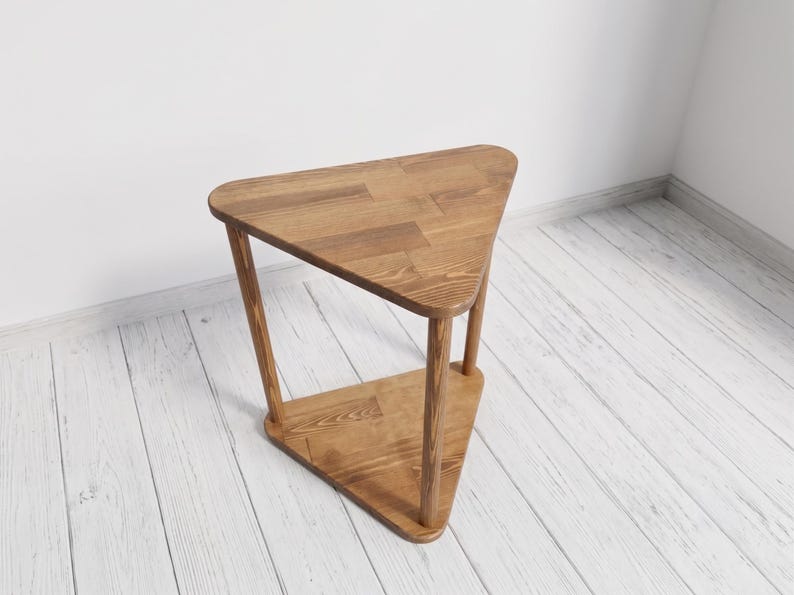 Dreieckiger Beistelltisch aus Massivholz mit Ablage, moderner Sofa-Beistelltisch, organisch geformter Akzenttisch für kleine Räume Bild 3