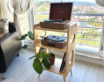 Stojak na gramofon z drewna sosnowego w stylu Mid Century Modern z miejscem na płyty winylowe | Drewniana szafka na gramofon, konsola, stolik multimedialny MCM