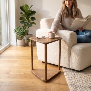 Triangular Solid Wood Side Table with Shelf, Modern Sofa End Table, Organic Shape Accent Table for Small Spaces