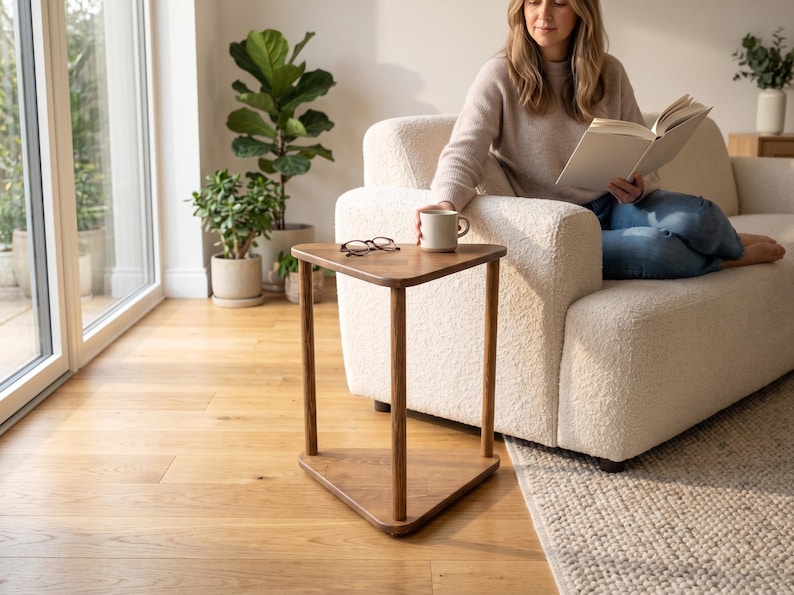 Dreieckiger Beistelltisch aus Massivholz mit Ablage, moderner Sofa-Beistelltisch, organisch geformter Akzenttisch für kleine Räume Bild 1