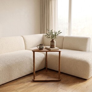 Dreieckiger Beistelltisch aus Massivholz mit Ablage, moderner Sofa-Beistelltisch, organisch geformter Akzenttisch für kleine Räume Bild 10
