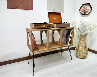 Mesa para tocadiscos de madera maciza / Consola multimedia retro / Muebles modernos de mediados de siglo / Disco personalizado / Soporte de madera para tocadiscos / Disco de vinilo