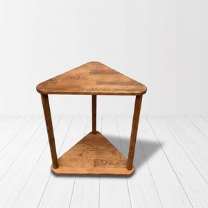 Dreieckiger Beistelltisch aus Massivholz mit Ablage, moderner Sofa-Beistelltisch, organisch geformter Akzenttisch für kleine Räume Bild 9