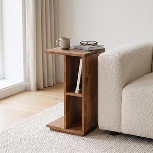 Mesita auxiliar estrecha de madera maciza con espacio de almacenamiento: mesa auxiliar para sofá, ideal para espacios reducidos.