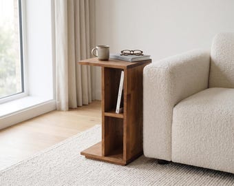 Schmaler Beistelltisch aus Massivholz mit Stauraum: Sofatisch für kleine Räume