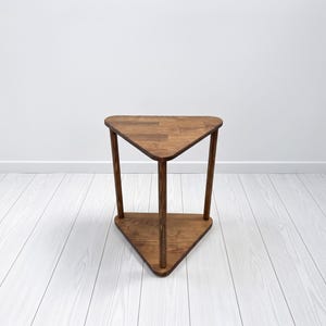 Dreieckiger Beistelltisch aus Massivholz mit Ablage, moderner Sofa-Beistelltisch, organisch geformter Akzenttisch für kleine Räume Bild 5