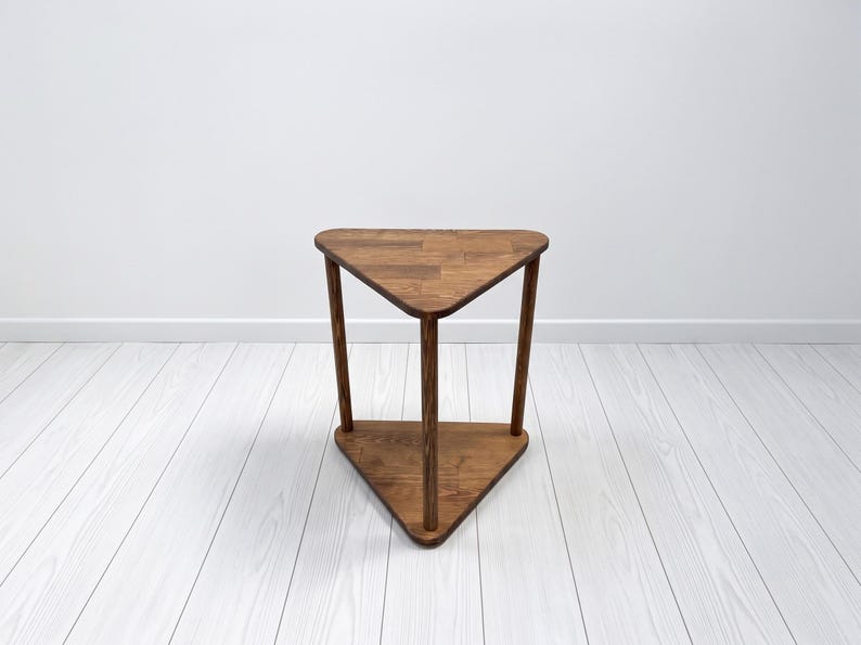 Dreieckiger Beistelltisch aus Massivholz mit Ablage, moderner Sofa-Beistelltisch, organisch geformter Akzenttisch für kleine Räume Bild 5