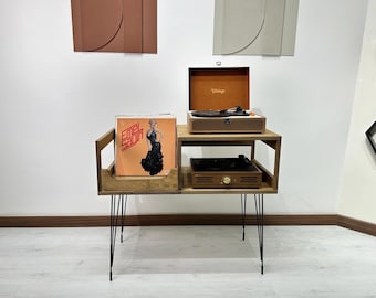 Soporte de madera para tocadiscos con almacenamiento de vinilos / Mueble consola para tocadiscos de mediados de siglo / Muebles y discos hechos a mano en roble, nogal, pino y abedul