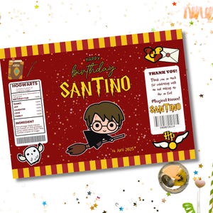 Könnte beinhalten: Ein personalisiertes Geburtstagsgeschenk mit rotem und gelbem Design. Der Text lautet "Happy Birthday Santino" mit einer Cartoon-Illustration eines Jungen auf einem Besen und dem Hogwarts-Logo.