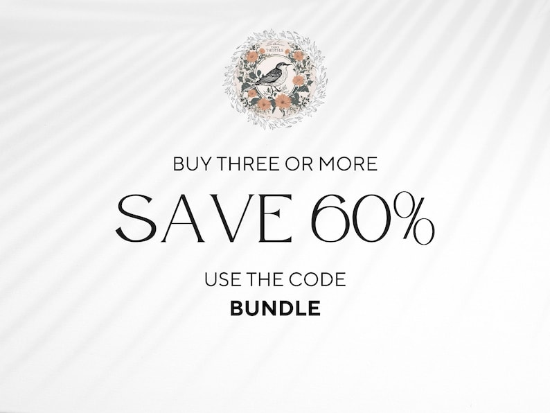 K&ouml;nnte beinhalten: Wei&szlig;er Hintergrund mit dem Text &bdquo;KAUFEN SIE DREI ODER MEHR SPAREN SIE 60 % VERWENDEN SIE DEN CODE BUNDLE&ldquo;. Oben befindet sich ein kreisf&ouml;rmiges Blumendesign mit einer Vogelillustration.