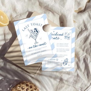 Könnte beinhalten: Zwei rechteckige Einladungskarten mit einem hellblau-weiß diagonal gestreiften Rand. Die vordere Karte zeigt eine dunkelblaue Illustration einer Person in einem Martiniglas mit dem Text Last Toast on the coast, Scarlett James, 07.05.2025, Miami, FL.