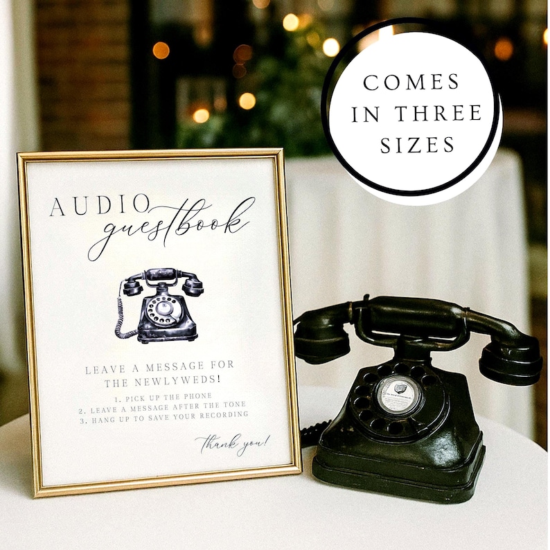 K&ouml;nnte beinhalten: Ein Schild mit der Aufschrift "Audio G&auml;stebuch" und Anweisungen, zusammen mit einer Illustration eines Vintage-Telefons. Ein schwarzes Vintage-Telefon befindet sich neben dem Schild. Das Schild ist in drei Gr&ouml;&szlig;en erh&auml;ltlich. Der Hintergrund ist unscharf.