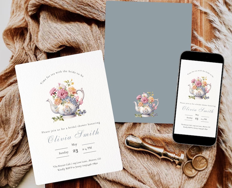 Op de afbeelding: Uitnodigingen voor een bruidsdouche en een smartphone met hetzelfde ontwerp. De uitnodigingen tonen een bloemen theepot illustratie en de tekst "Time for tea with the bride-to-be" en details voor Olivia's feest. Een gouden zegel is ook zichtbaar.