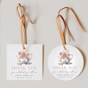 Op de afbeelding: Twee witte cadeaulabels met bruin leren touw. Eén is vierkant, de andere rond. Beide hebben een bloemig theepotontwerp en de tekst "THANK YOU for celebrating with us, Sarah's Bridal Tea, 10.06.2025."
