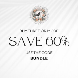 Puede incluir: Un gr&aacute;fico blanco que presenta una corona floral circular con una ilustraci&oacute;n de un p&aacute;jaro en el centro. El texto dice: BUY THREE OR MORE SAVE 60% USE THE CODE BUNDLE. El dise&ntilde;o est&aacute; sobre un fondo blanco con sutiles l&iacute;neas de sombra diagonales.