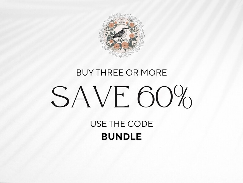 Puede incluir: Un gr&aacute;fico blanco que presenta una corona floral circular con una ilustraci&oacute;n de un p&aacute;jaro en el centro. El texto dice: BUY THREE OR MORE SAVE 60% USE THE CODE BUNDLE. El dise&ntilde;o est&aacute; sobre un fondo blanco con sutiles l&iacute;neas de sombra diagonales.