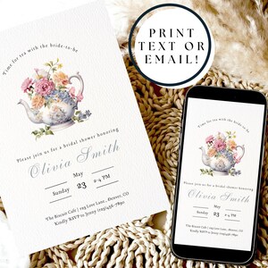 Op de afbeelding: Uitnodiging voor een bruidsdouche met een bloemig theepotontwerp. De uitnodiging bevat de tekst "Time for tea with the bride-to-be" en evenementdetails. Een smartphone toont dezelfde uitnodiging.
