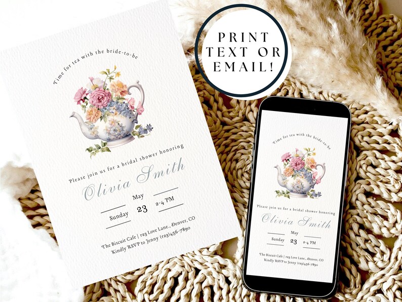 Op de afbeelding: Uitnodiging voor een bruidsdouche met een bloemig theepotontwerp. De uitnodiging bevat de tekst "Time for tea with the bride-to-be" en evenementdetails. Een smartphone toont dezelfde uitnodiging.