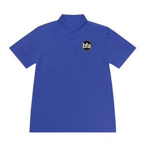 Puede incluir: Una camiseta polo azul real con un logotipo circular negro que dice "bfa" en letras blancas.