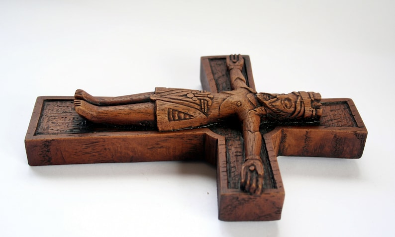 Pu&ograve; includere: Un crocifisso in legno con una figura scolpita di Ges&ugrave; Cristo. La figura &egrave; dettagliata con una corona di spine e un perizoma.